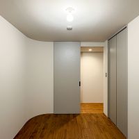 目黒区目黒本町の売買物件/5畳の部屋　リビングのアール壁の裏側です
