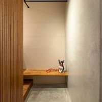 目黒区目黒本町の売買物件/玄関　ベンチに座ってお出かけの準備！