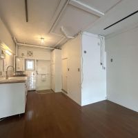 渋谷区神宮前の賃貸物件/玄関の右側にトイレがあります