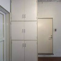 渋谷区神宮前の賃貸物件/玄関の収納棚とトイレの入口