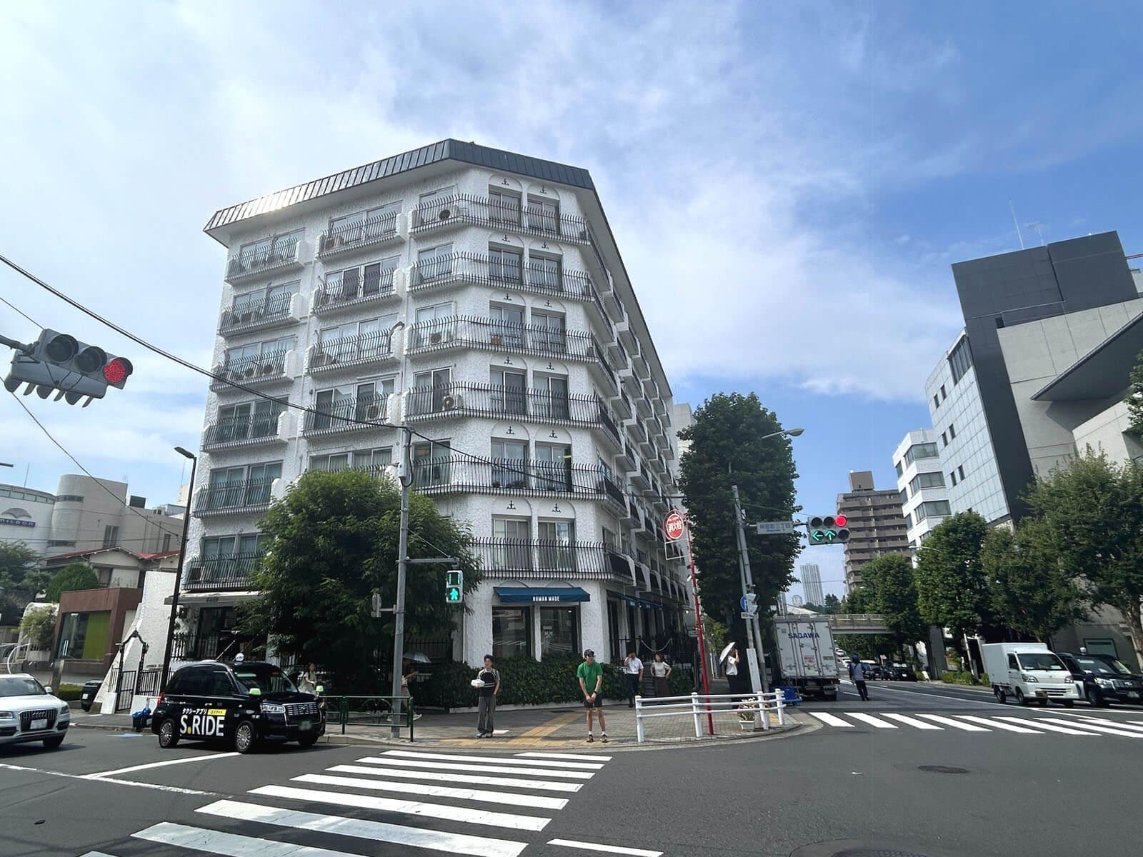 渋谷区神宮前の賃貸物件/よく知る方も多いのでは？ 神宮前三丁目の交差点に建つマンションです