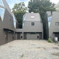 港区南青山の賃貸物件/建物前の石畳は平置き型の駐車スペースです