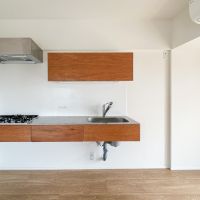 世田谷区下馬の賃貸物件/キッチン。ミニマルな姿ですが収納もきちんとついています