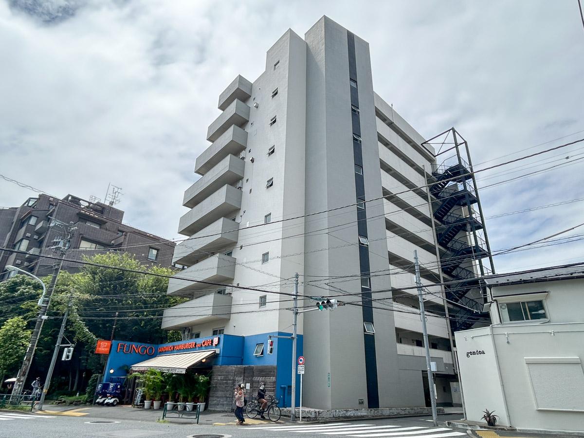 世田谷区下馬の賃貸物件/道を挟んで世田谷公園の向かいにあるマンション。１階にはサンドイッチ屋が入っています