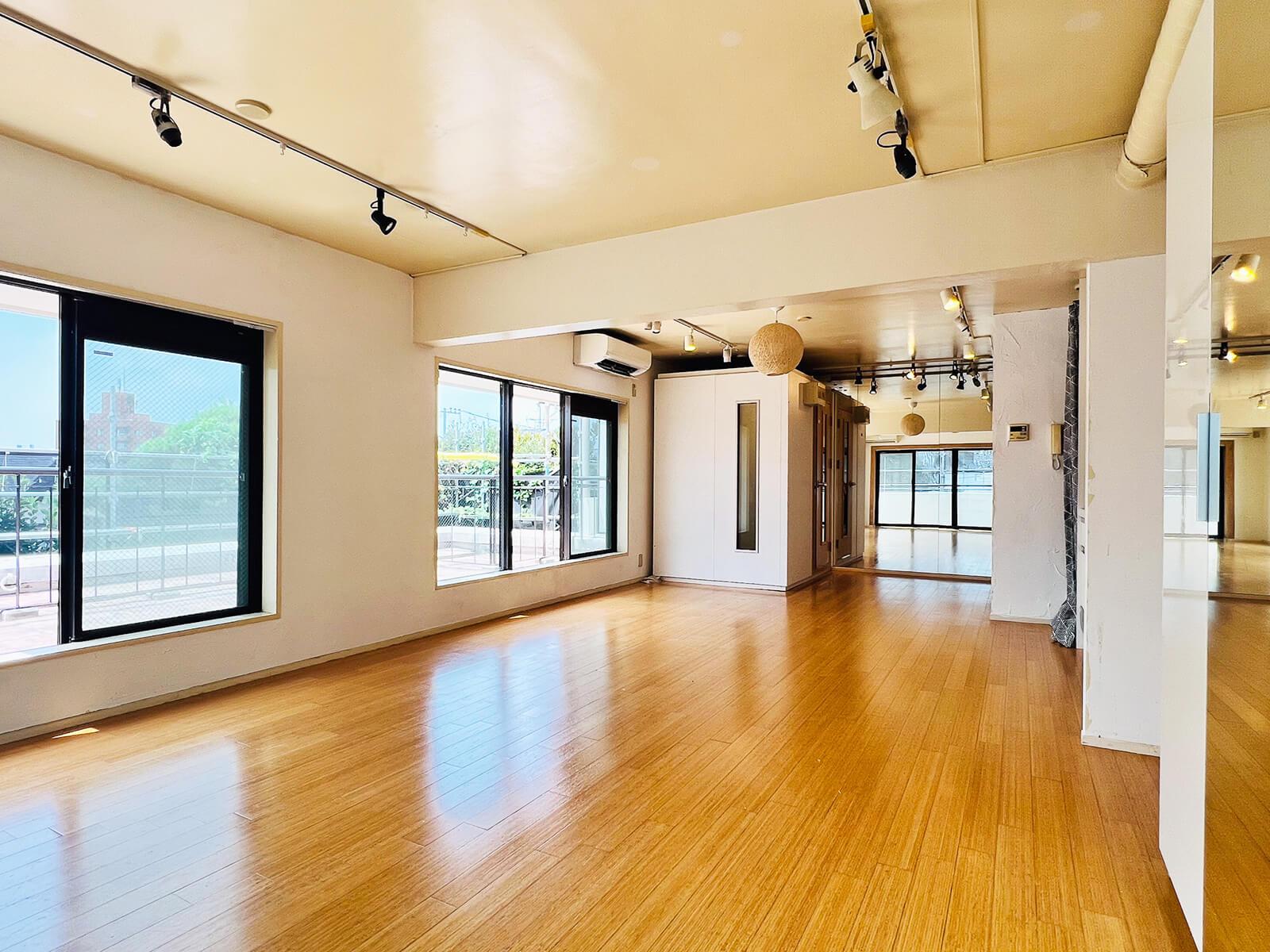 渋谷区上原の賃貸物件/広さは約23畳。写真奥は鏡になっているので、部屋が広く見えます