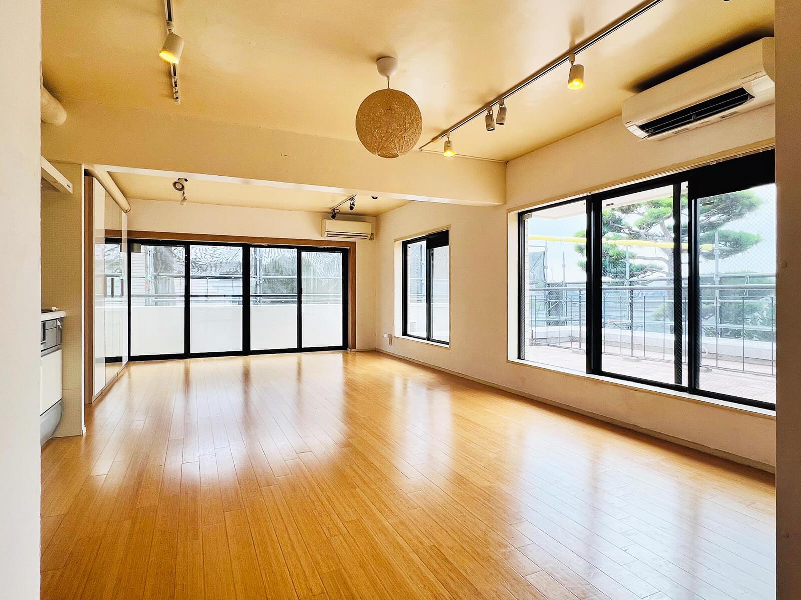 渋谷区上原の賃貸物件/広々としたLDKと寝室スペース。間取り的には写真奥を寝室スペース、手前をLDKにすると良さそうです