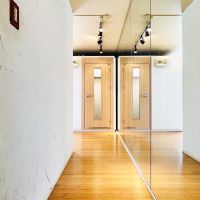 渋谷区上原の賃貸物件/廊下の壁も鏡になっています