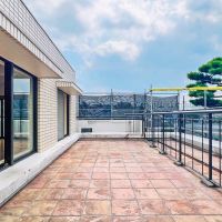 渋谷区上原の賃貸物件/約20畳のルーフバルコニー。バルコニーの際よりも内側に柵があるので、実際は広く見えます