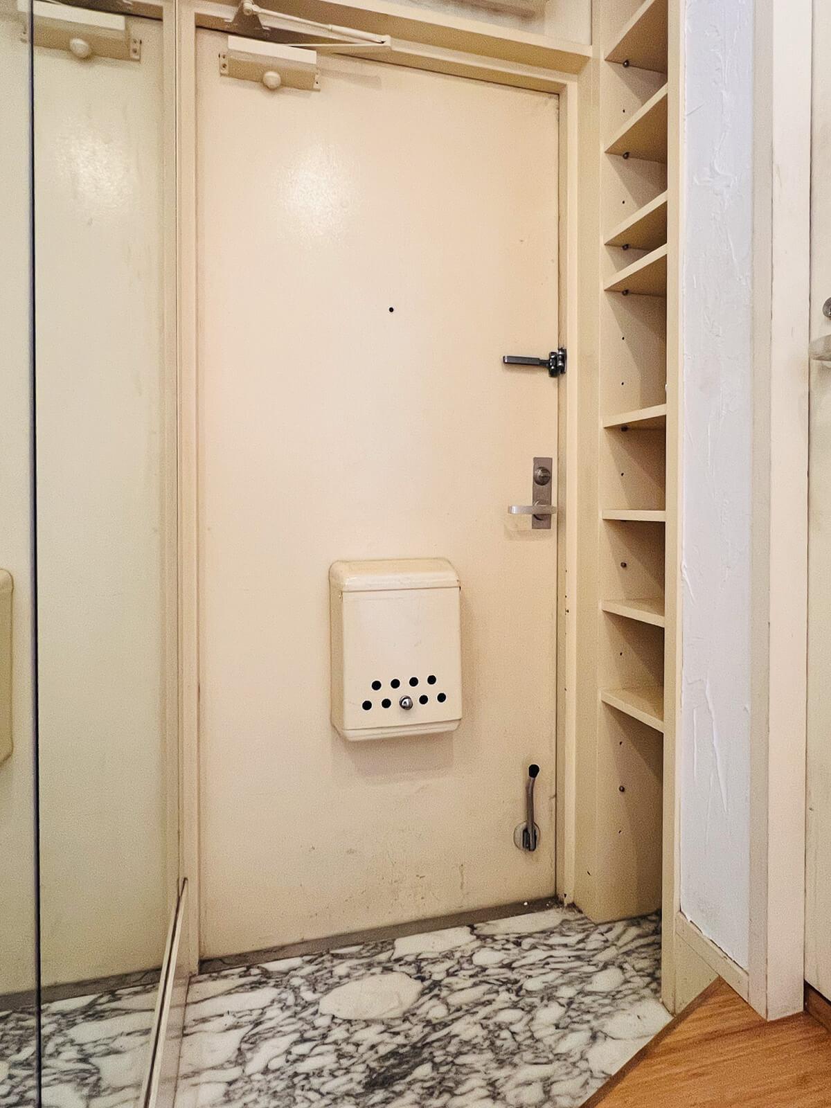 渋谷区上原の賃貸物件/玄関はミニマル。オープンな靴収納があります