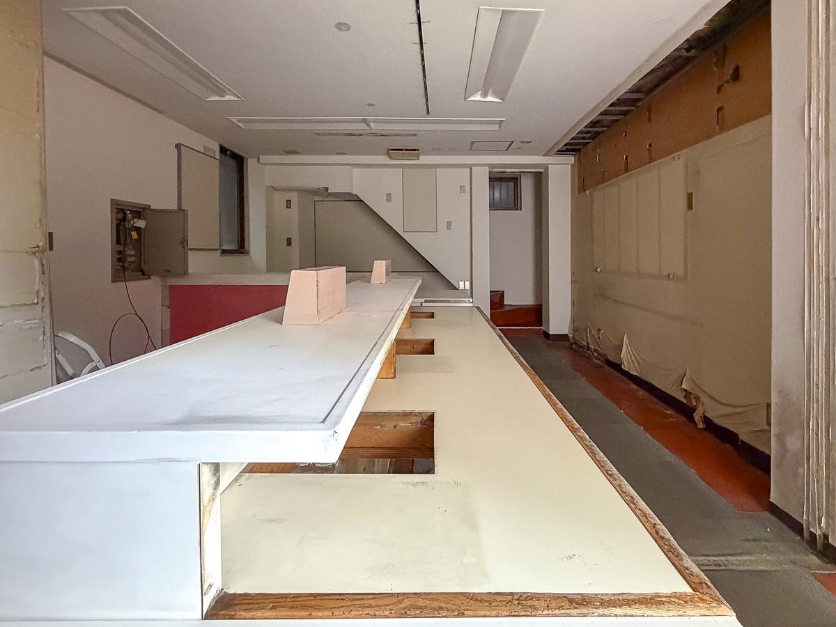 千代田区麴町の賃貸物件/1階にはL字のカウンターがそのまま残っています