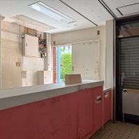 千代田区麴町の賃貸物件/カウンター内から入り口を見る。内側のピンクが可愛らしい