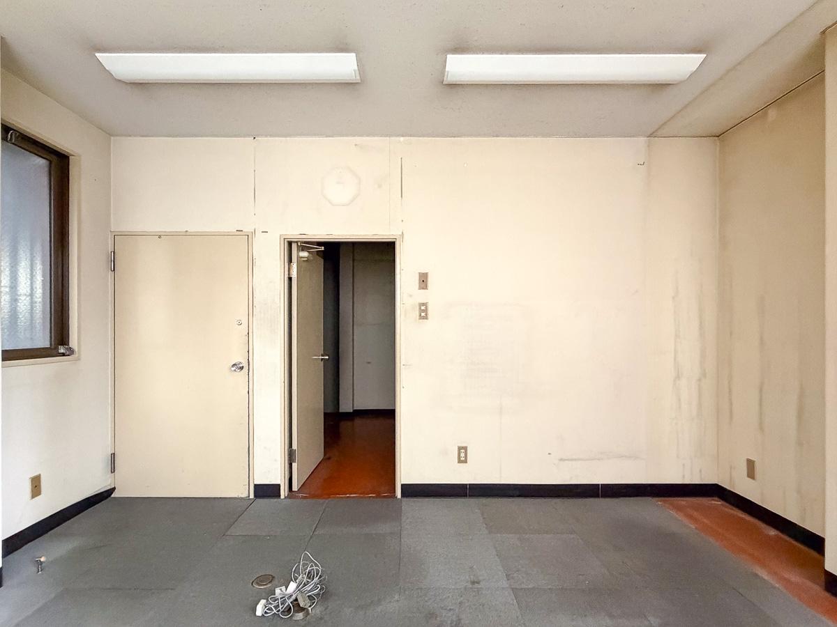 千代田区麴町の賃貸物件/窓際から部屋を見る