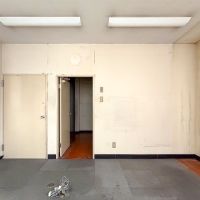 千代田区麴町の賃貸物件/窓際から部屋を見る