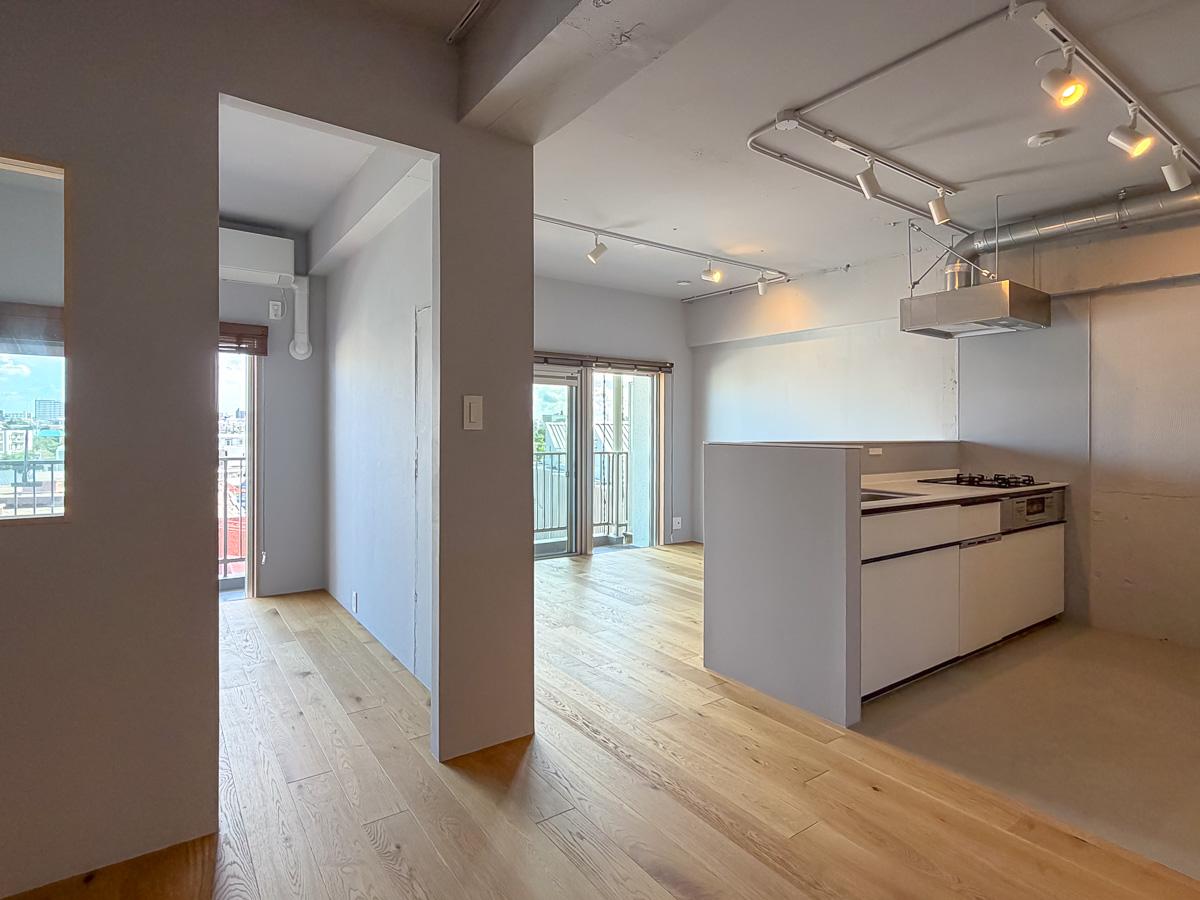 杉並区和泉の賃貸物件/壁・天井・扉をなくすことで、部屋数を確保しつつ、空間に繋がりが生まれています