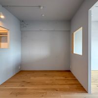 杉並区和泉の賃貸物件/室内窓を設けていることで、南側の自然光が奥まで届きます