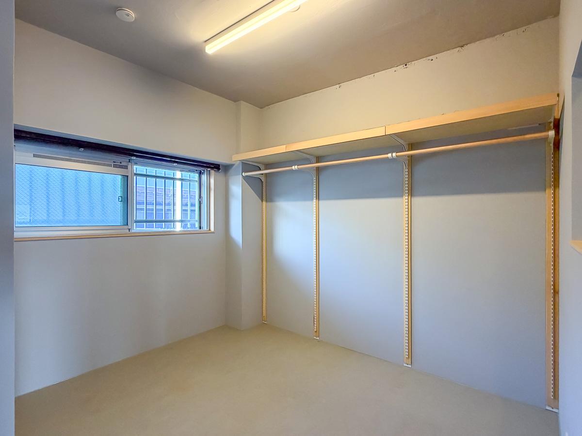 杉並区和泉の賃貸物件/収納はないので、衣服や荷物はこのスペースに収めるのがおすすめ