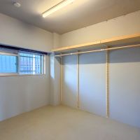 杉並区和泉の賃貸物件/収納はないので、衣服や荷物はこのスペースに収めるのがおすすめ
