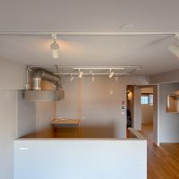 杉並区和泉の賃貸物件/天井にはライティングテールが設置され、照明を自由に調節可能