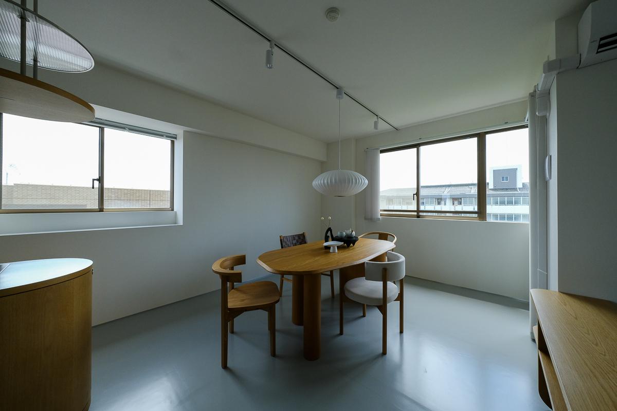 三鷹市下連雀の売買物件/最上階の角部屋で三方向に窓があり、日当たりの良い室内