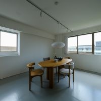 三鷹市下連雀の売買物件/最上階の角部屋で三方向に窓があり、日当たりの良い室内