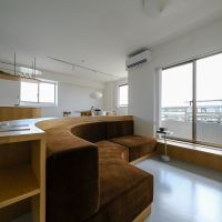 三鷹市下連雀の売買物件/ソファーはベロア地で座り心地も良いです