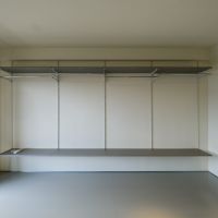 三鷹市下連雀の売買物件/壁面には可動式の収納