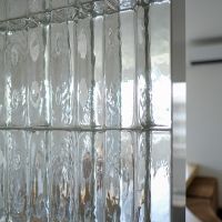 三鷹市下連雀の売買物件/いつまでも見ていられそうな、ゆらぎが美しいガラスブリック