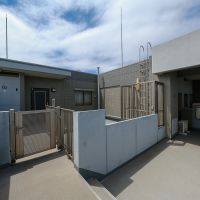 三鷹市下連雀の売買物件/最上階は2区画のみ。左手のポーチが広い方が今回募集の区画