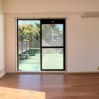 目黒区中央町の賃貸物件/リビングはバルコニーにつながっています