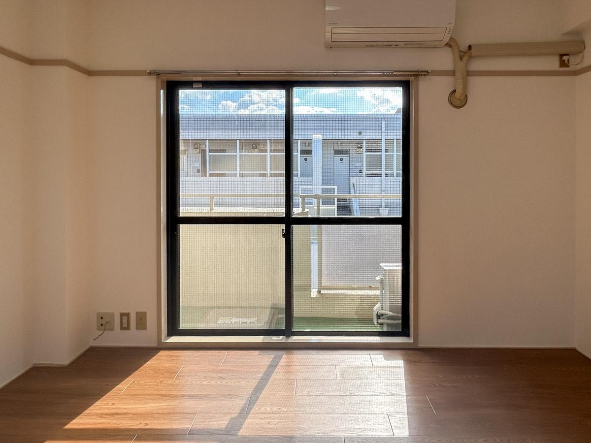目黒区中央町の賃貸物件/洋室の窓は西に面しています