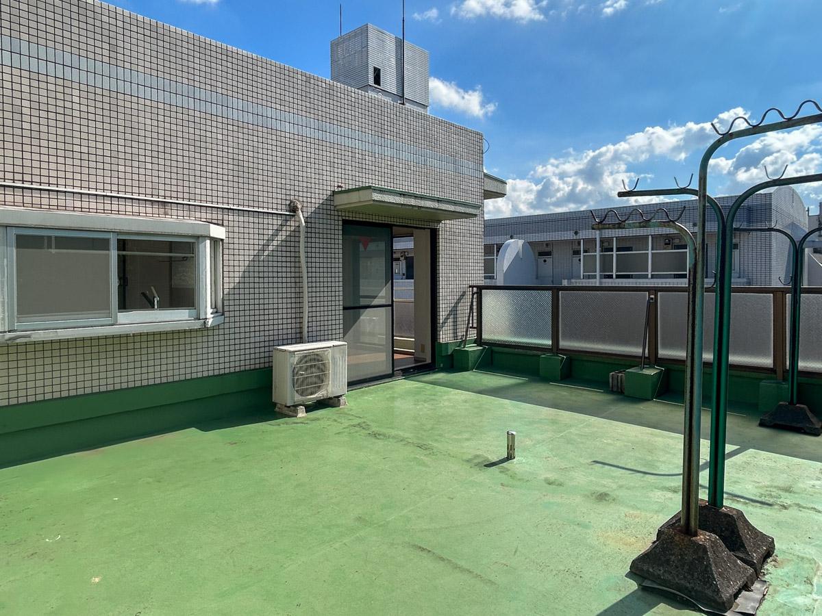 目黒区中央町の賃貸物件/バルコニー別角度から。遮るものなく、周囲の視界も開けています