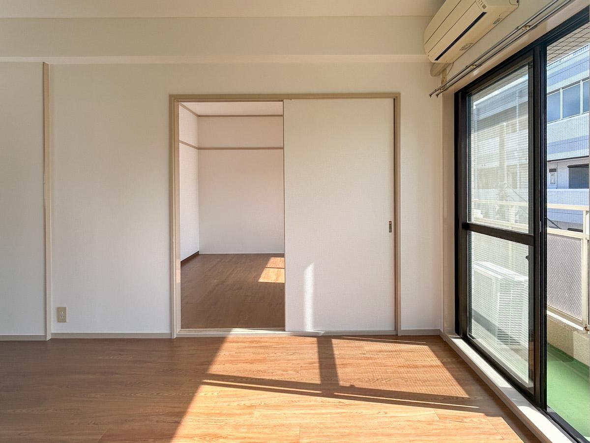 目黒区中央町の賃貸物件/リビング別角度から。洋室の襖をとってリビング空間を広げてみるのもいいかもしれません