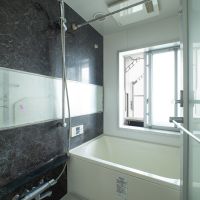 杉並区桃井の賃貸物件/浴室。窓を開ければ、気持ちの良い風が入ります