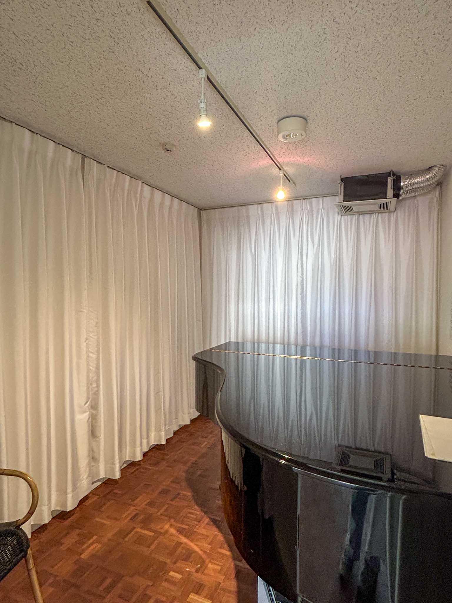 荒川区西日暮里の賃貸物件/共用部にもスタジオが2つあります（写真はピアノ常設のスタジオ）
