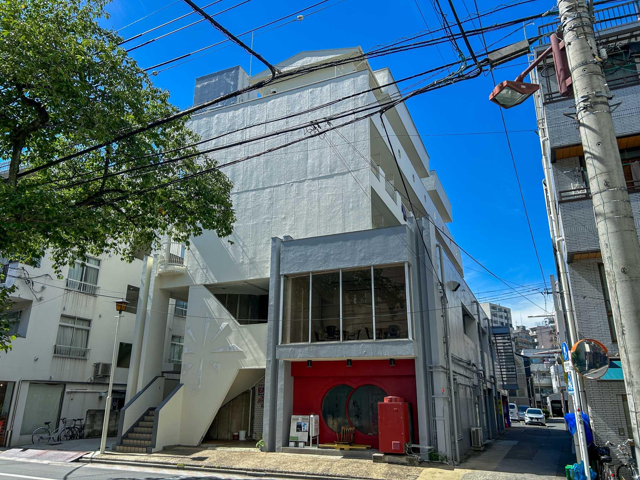 荒川区西日暮里の賃貸物件/学校のようなレトロで重厚なマンション。1階にレコードやライブ演奏が楽しめるバーが入っています