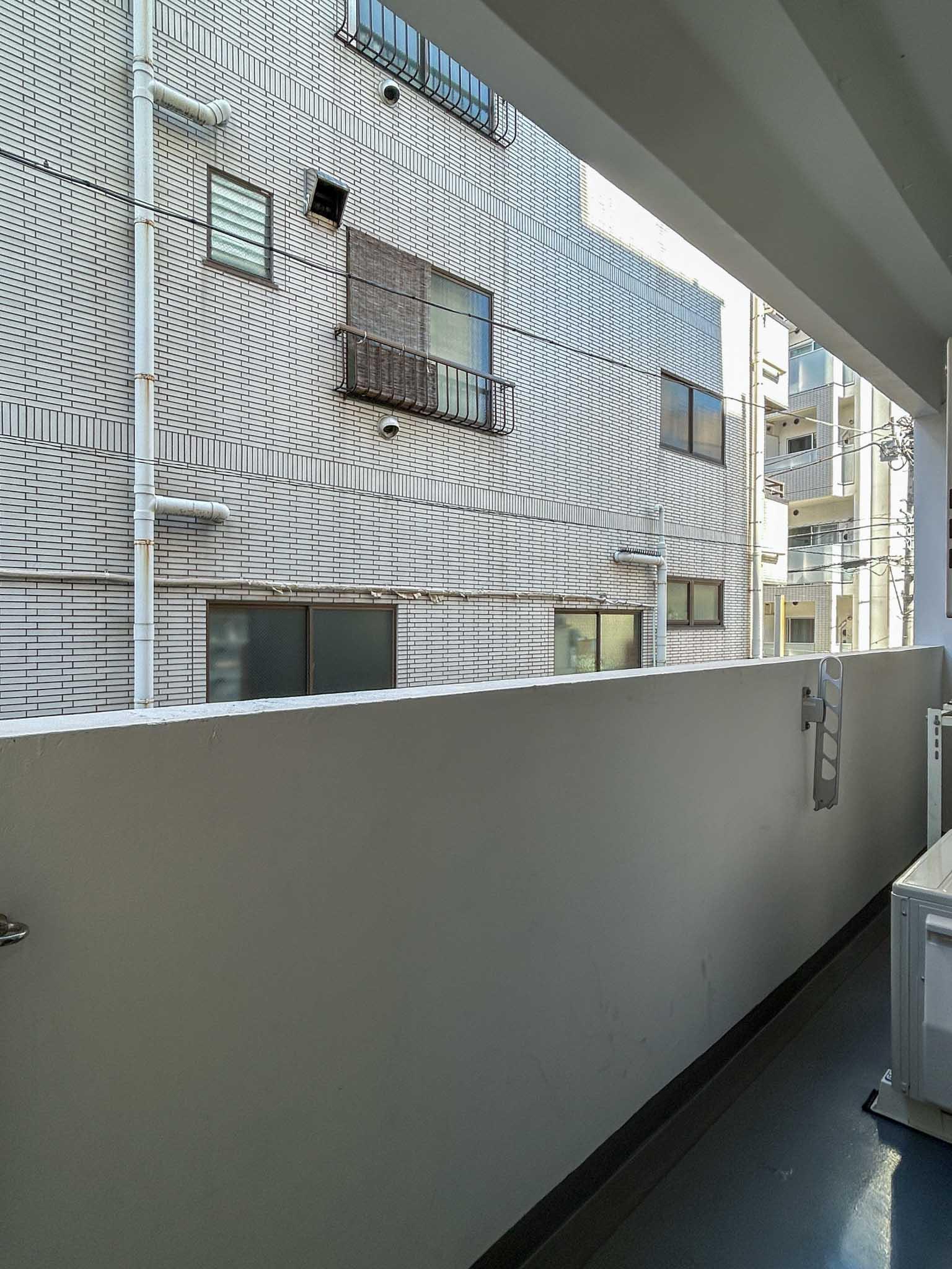 荒川区西日暮里の賃貸物件/ベランダ。目の前に建物があるので、抜けはありません