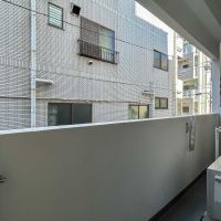 荒川区西日暮里の賃貸物件/ベランダ。目の前に建物があるので、抜けはありません