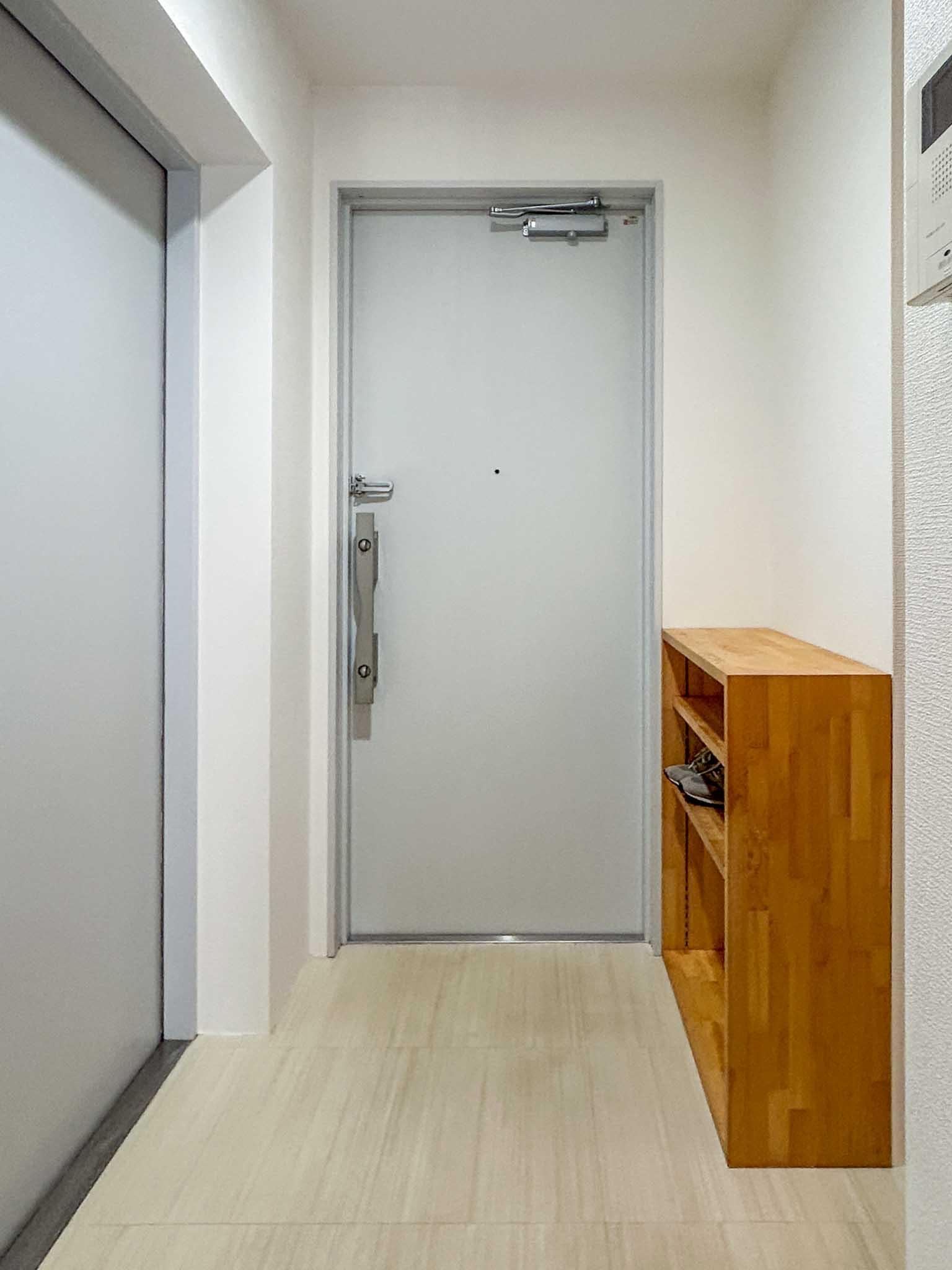荒川区西日暮里の賃貸物件/玄関。土間部分がないので、マット等を敷いた方が良さそう