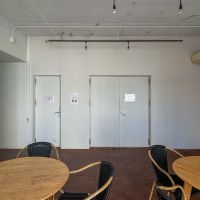 荒川区西日暮里の賃貸物件/共用ホールの隣に、共用のスタジオが2つあります