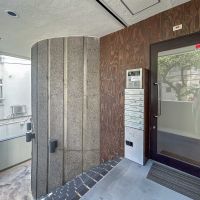 荒川区西日暮里の賃貸物件/オートロック付きのエントランス。楽器演奏可能な区画は、この2階部分にまとまっています