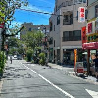 荒川区西日暮里の賃貸物件/地元の人でにぎわう商店街。頻繁にイベントが開かれていることから、「イベント商店街」と呼ばれているそう
