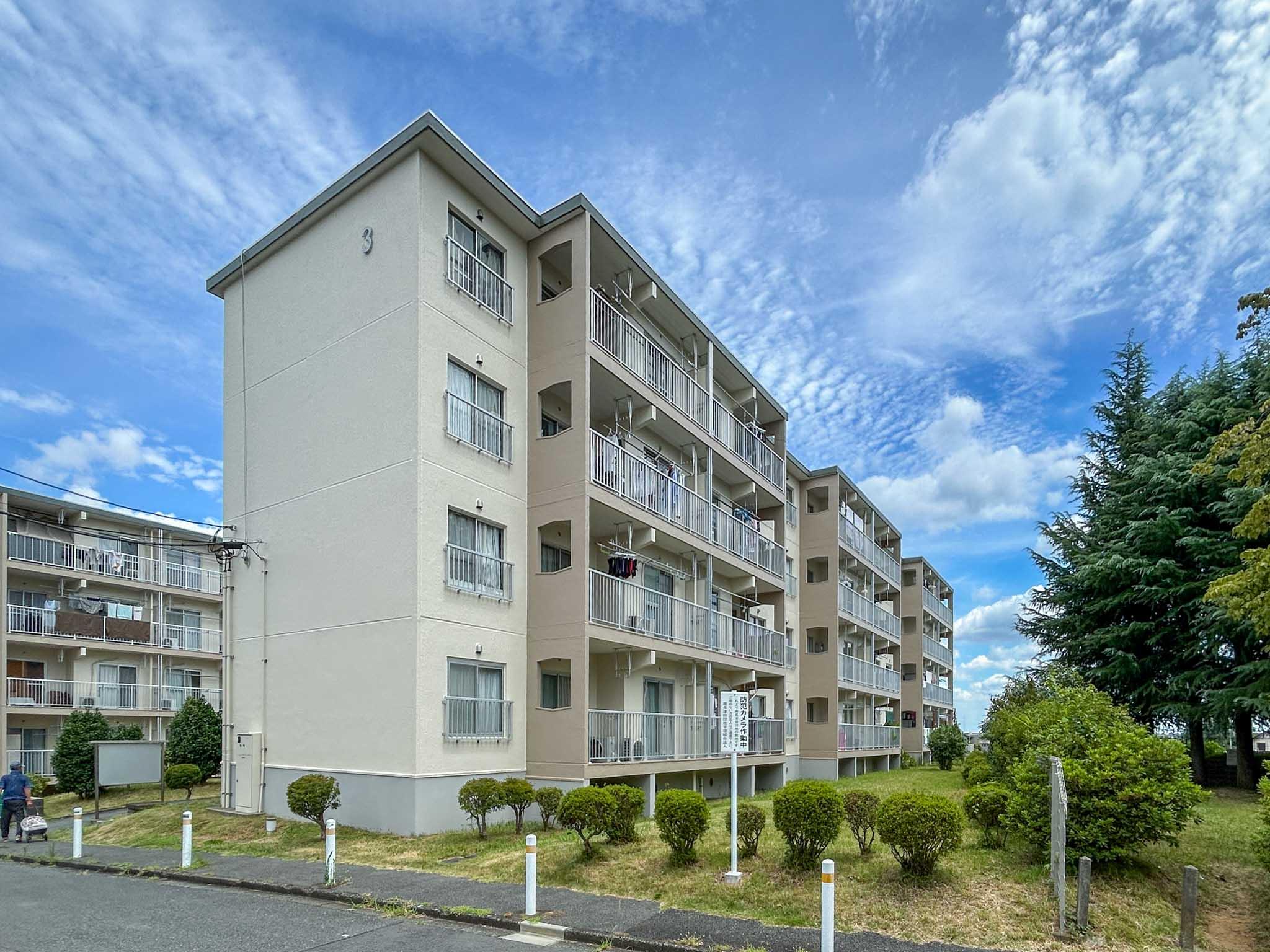 横浜市長津田町の売買物件/21棟ある団地のうち南端の棟。南側には敷地内の緑がもさもさと広がっています