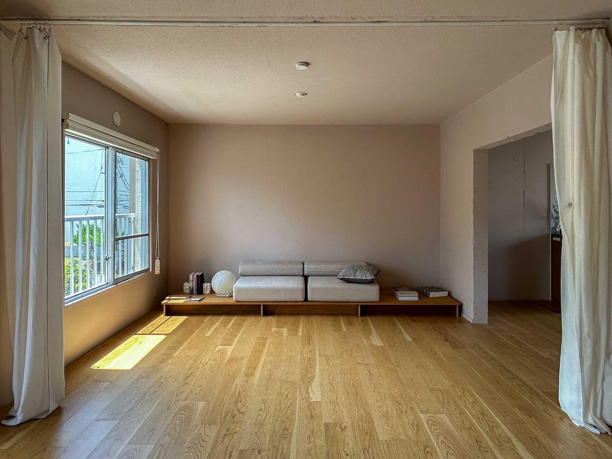 横浜市長津田町の売買物件/ゆったりとしたリビング。カーテンや家具で分けて、半分を個室のように使うこともできます