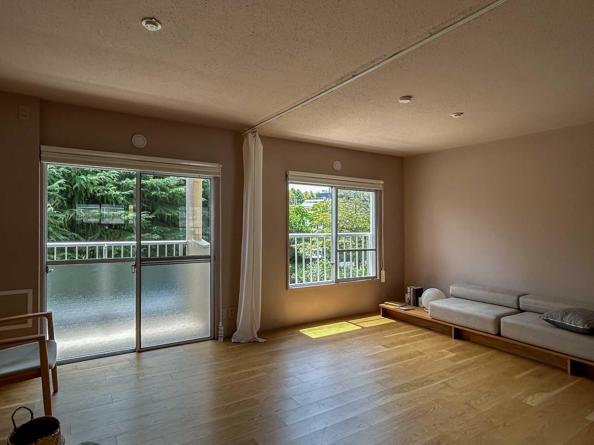 横浜市長津田町の売買物件/リビング。中央にカーテンレールで仕切れるようになっている