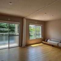 横浜市長津田町の売買物件/リビング。中央にカーテンレールで仕切れるようになっている
