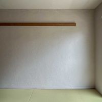 横浜市長津田町の売買物件/既存の壁に、ポーターズペイントでそのまま塗装。光をやわらかく反射する質感