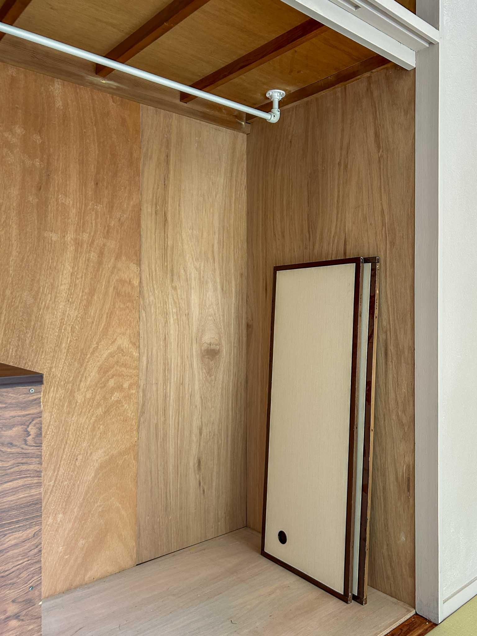 横浜市長津田町の売買物件/扉を開け放したオープンなクローゼット。手前下にあるスペースは、廊下側から出し入れできる靴箱