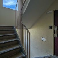 横浜市長津田町の売買物件/玄関先。踊り場の開口部からきれいに空が見えます
