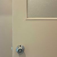 横浜市長津田町の売買物件/トイレの扉は既存のまま。型板ガラスやドアノブがかわいらしい