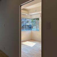 世田谷区大蔵の賃貸物件/104：LDKから隣の洋室を見る